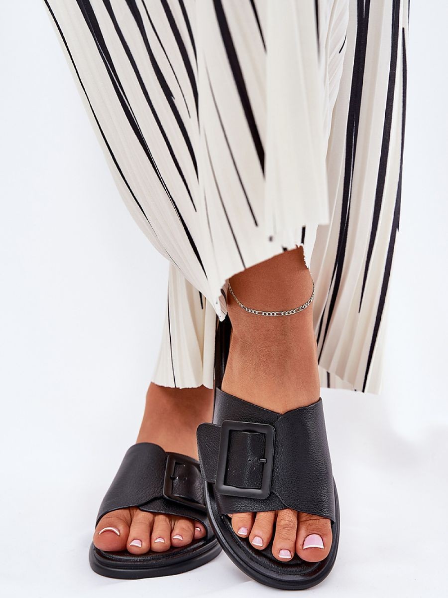 Clacquettes model 211958...