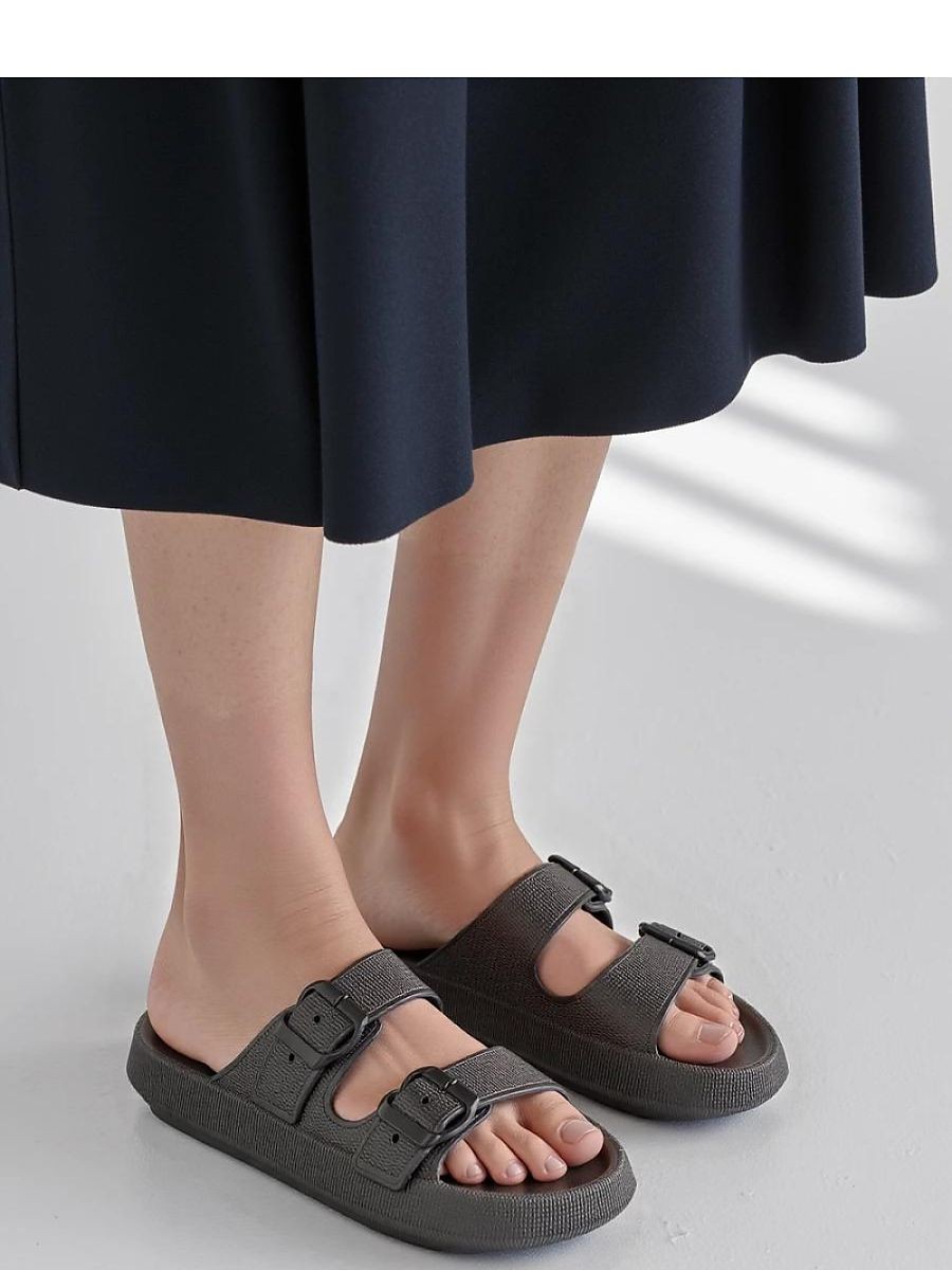 Clacquettes model 212945...